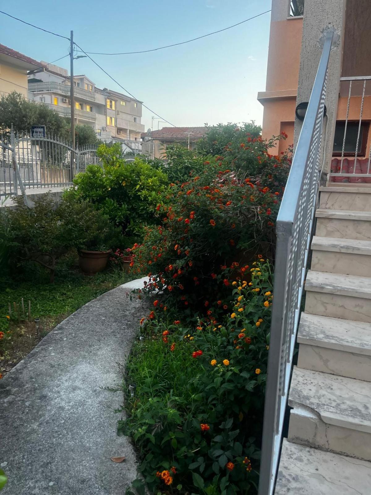 Apartments Kapetanovi Dvori Traù Esterno foto